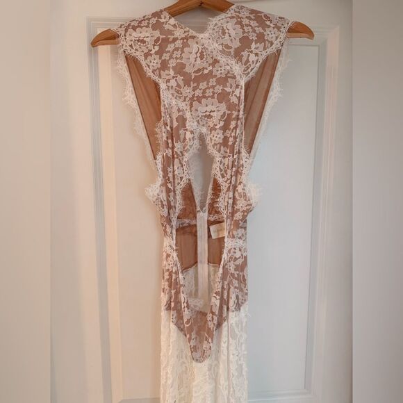 NWOT BRONX AND BANCO Naia Lace Gown in White Wedding Evening Gown - Picture 9 of 15